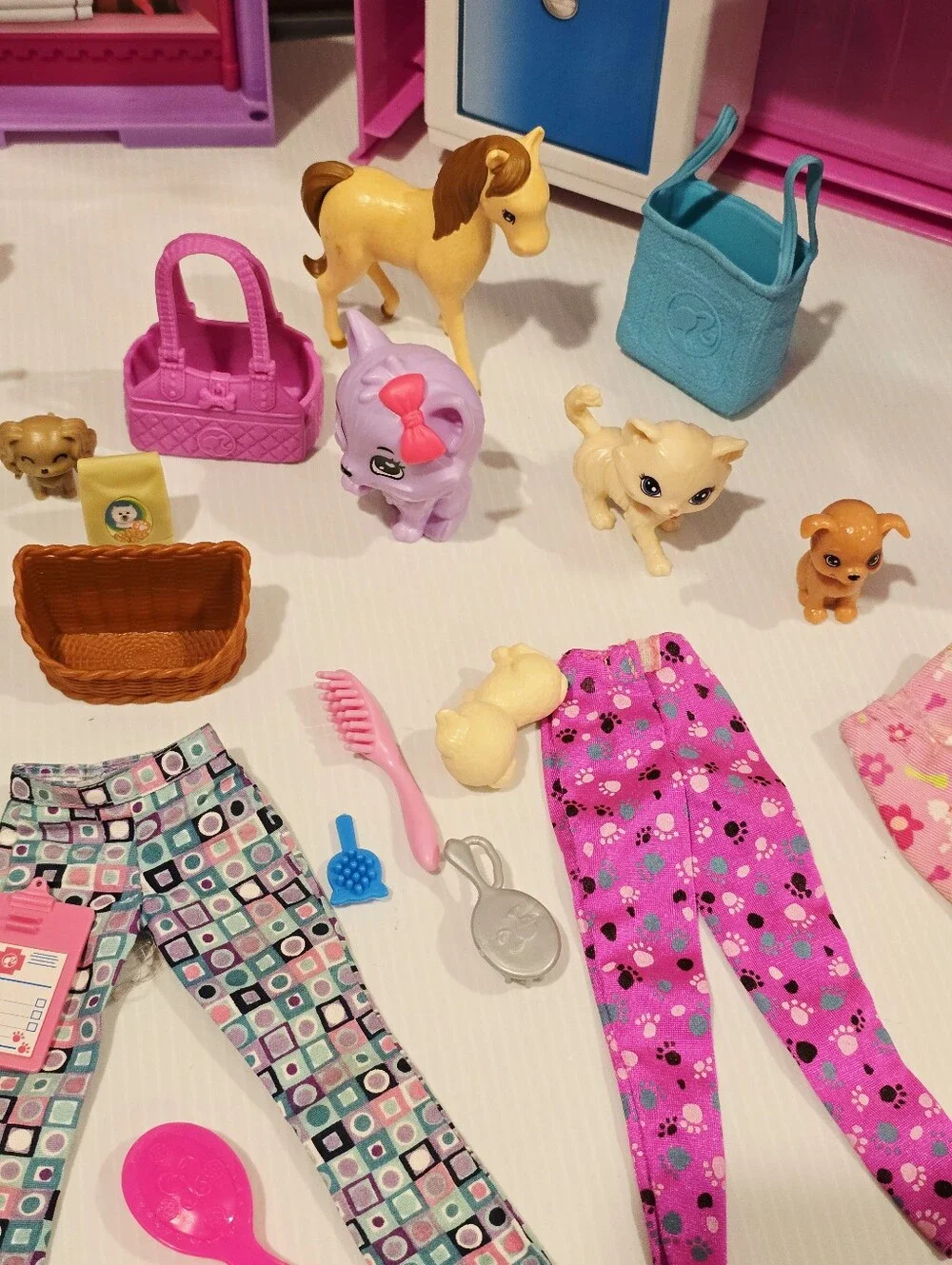 Barbie Folding Pet Care Center Animal Vet Clinic Foldaway Playset